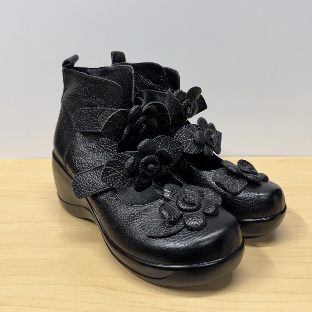 Black Chunky Platform Ankle Shoes, Euro Sz 40, Flower Applique Straps No Brand